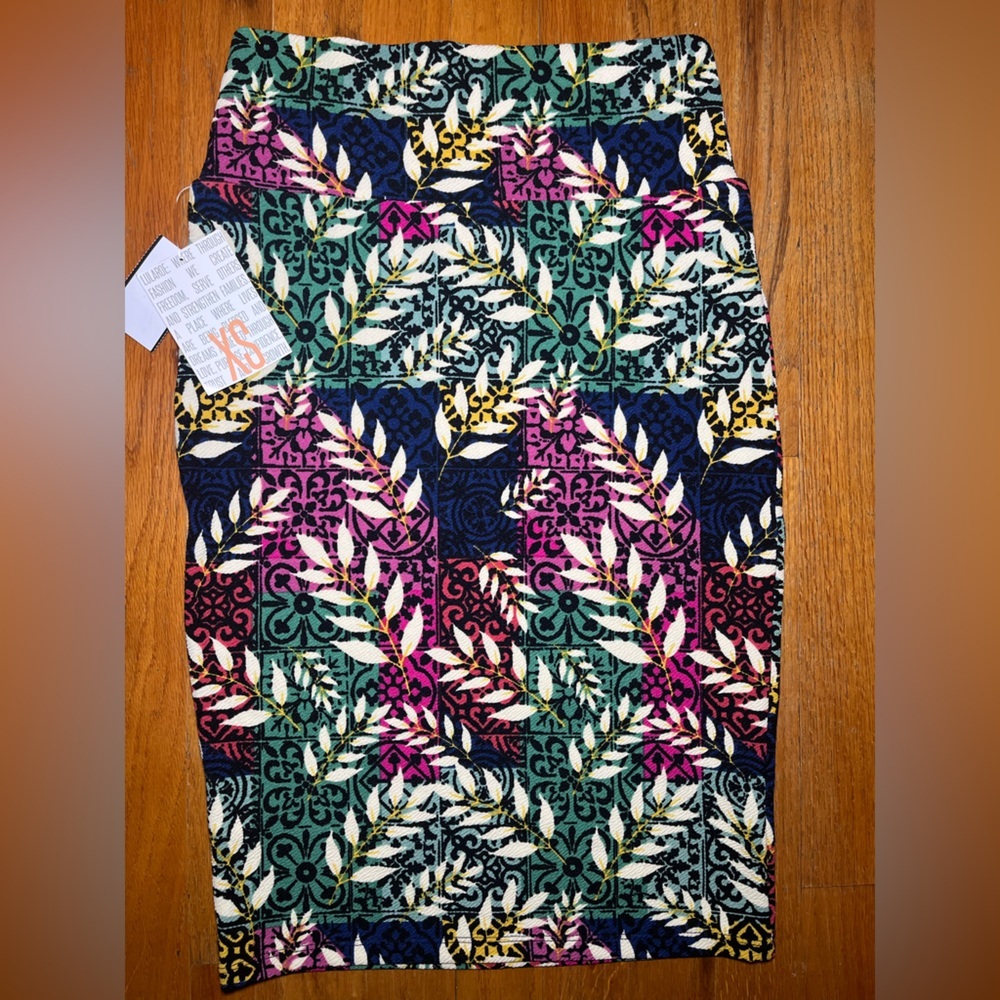 LuLaRoe skirt,New, size XS leaf pattern colorful